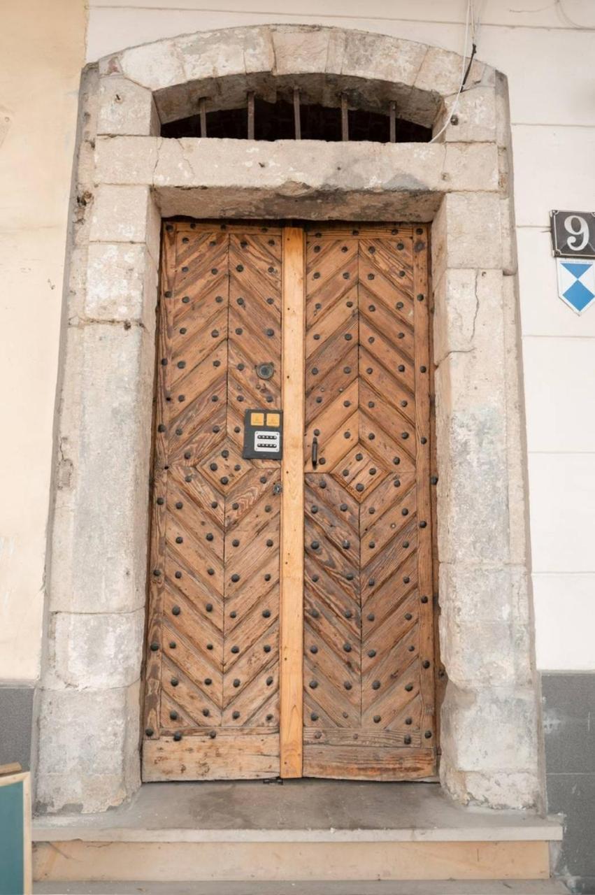 Apart Yaroslava Osmomysla 9 Square - City Center Λβιβ Εξωτερικό φωτογραφία